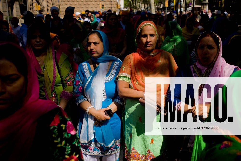 Barcelona, Catalonia, Spain - In Barcelona members of the Sikh community march during the procession for the festival of Vaisakhi.The Sikh community of Barcelona has taken to the streets to celebrate the festival of Vaisakhi wich marks the beginning of the solar year for Sikh religion. Barcelona Spain - ZUMAb137