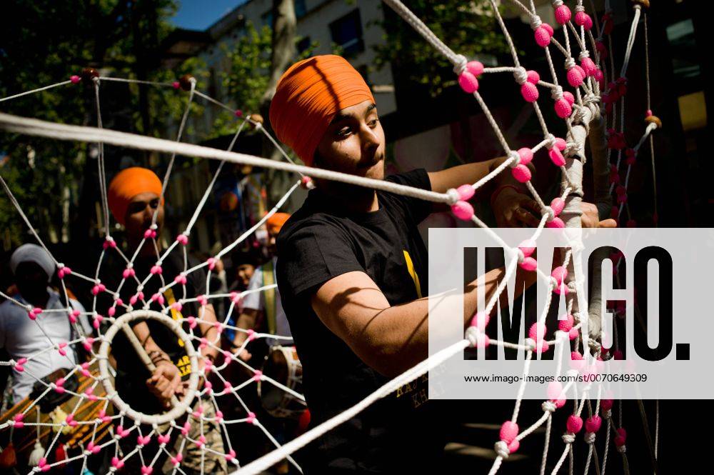 Barcelona, Catalonia, Spain - In Barcelona members of the Sikh community juggling during the procession for the festival of Vaisakhi. The Sikh community of Barcelona has taken to the streets to celebrate the festival of Vaisakhi wich marks the beginning of the solar year for Sikh religion. Barcelona Spain - ZUMAb137