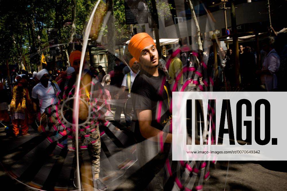Barcelona, Catalonia, Spain - In Barcelona members of the Sikh community juggling during the procession for the festival of Vaisakhi. The Sikh community of Barcelona has taken to the streets to celebrate the festival of Vaisakhi wich marks the beginning of the solar year for Sikh religion. Barcelona Spain - ZUMAb137