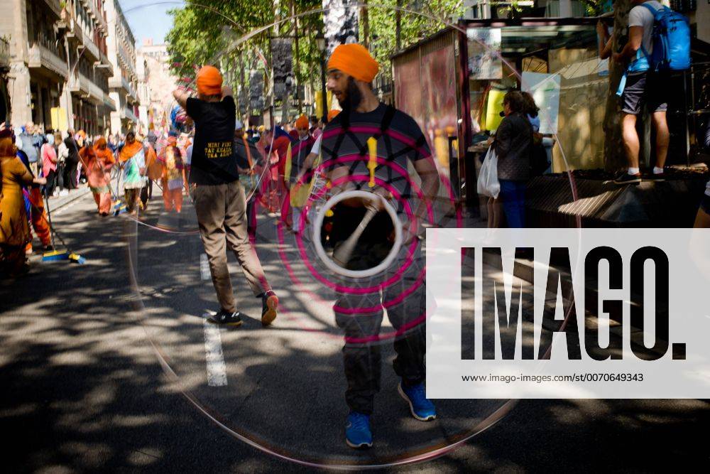 Barcelona, Catalonia, Spain - In Barcelona members of the Sikh community juggling during the procession for the festival of Vaisakhi. The Sikh community of Barcelona has taken to the streets to celebrate the festival of Vaisakhi wich marks the beginning of the solar year for Sikh religion. Barcelona Spain - ZUMAb137