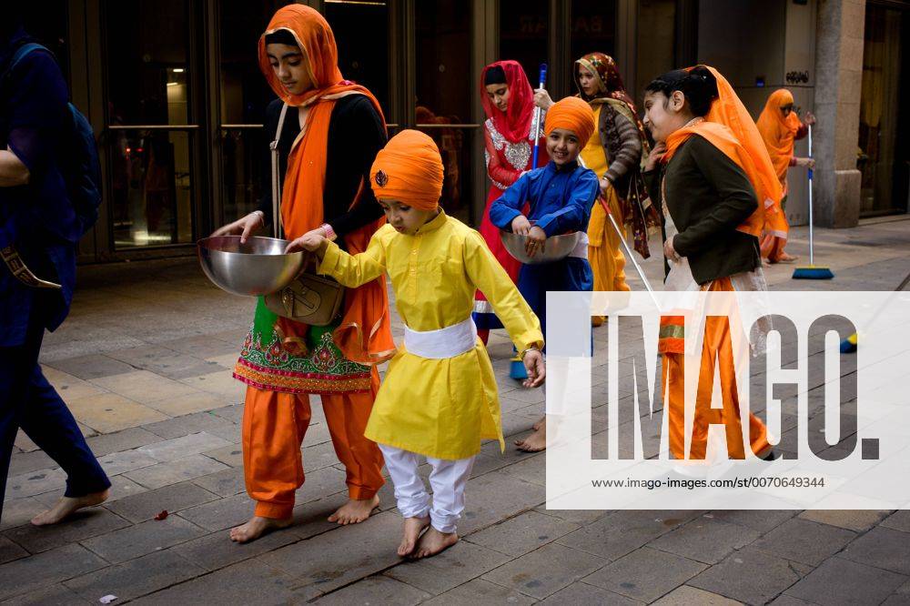 Barcelona, Catalonia, Spain - In Barcelona members of the Sikh community march during the procession for the festival of Vaisakhi.The Sikh community of Barcelona has taken to the streets to celebrate the festival of Vaisakhi wich marks the beginning of the solar year for Sikh religion. Barcelona Spain - ZUMAb137