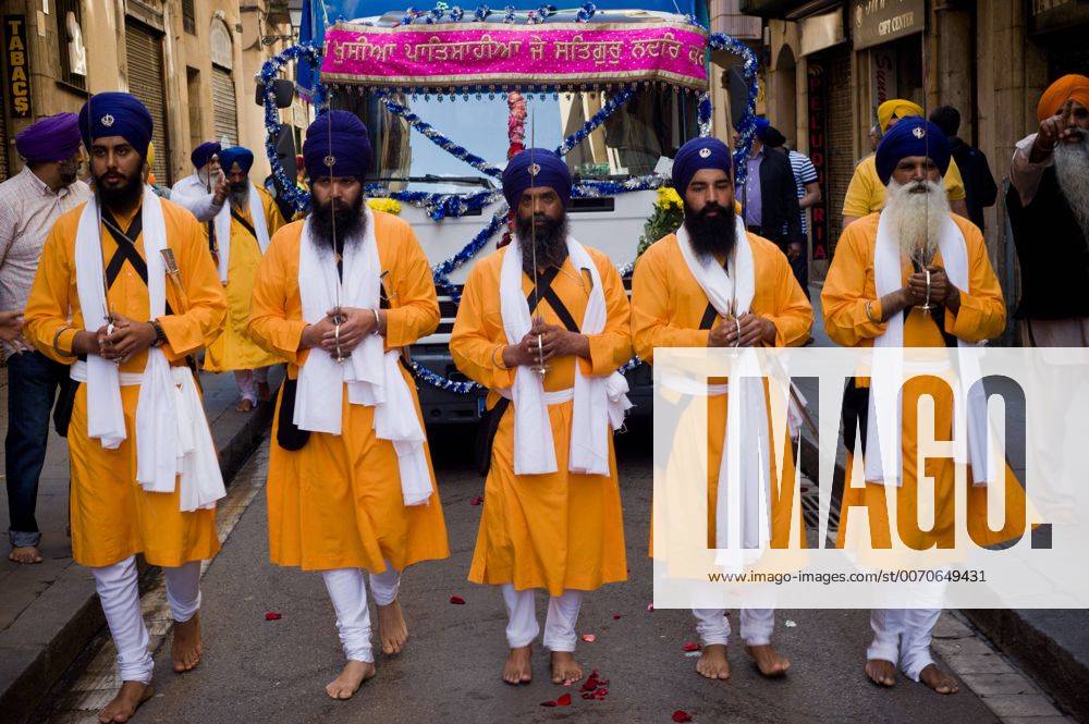 Barcelona, Catalonia, Spain - In Barcelona members of the Sikh community march during the procession for the festival of Vaisakhi.The Sikh community of Barcelona has taken to the streets to celebrate the festival of Vaisakhi wich marks the beginning of the solar year for Sikh religion. Barcelona Spain - ZUMAb137