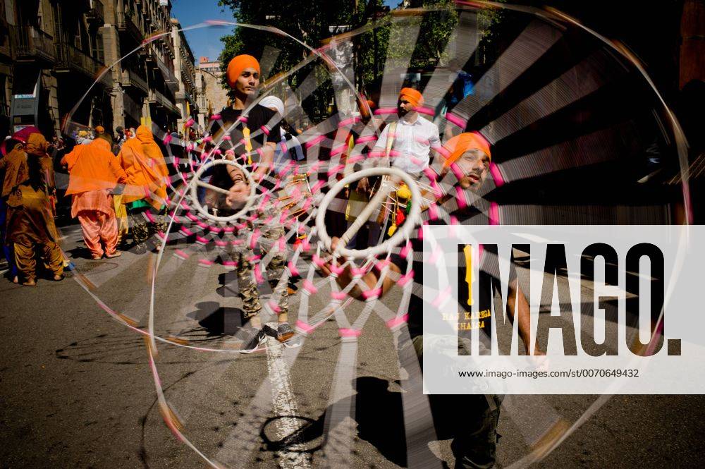 Barcelona, Catalonia, Spain - In Barcelona members of the Sikh community juggling during the procession for the festival of Vaisakhi. The Sikh community of Barcelona has taken to the streets to celebrate the festival of Vaisakhi wich marks the beginning of the solar year for Sikh religion. Barcelona Spain - ZUMAb137