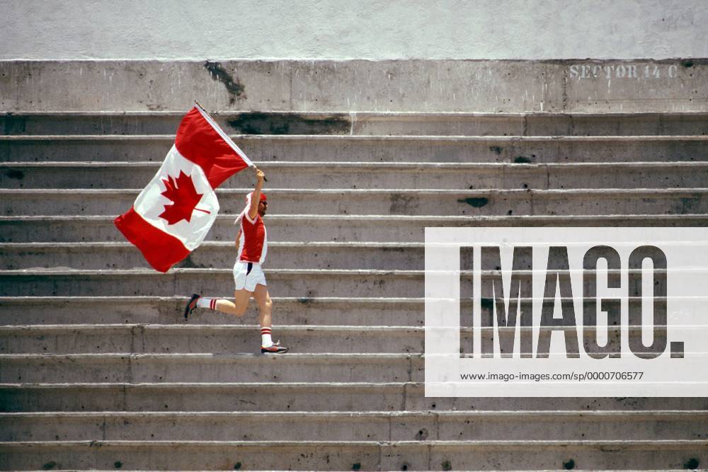 Einsamer kanadischer Fan mit der wehenden Nationalfahne Fußball WM Herren Weltmeisterschaft 1986, Länderspiel, Gruppe C, Nationalmannschaft, Nationalteam, Einzelbild Mexico-City Leere,