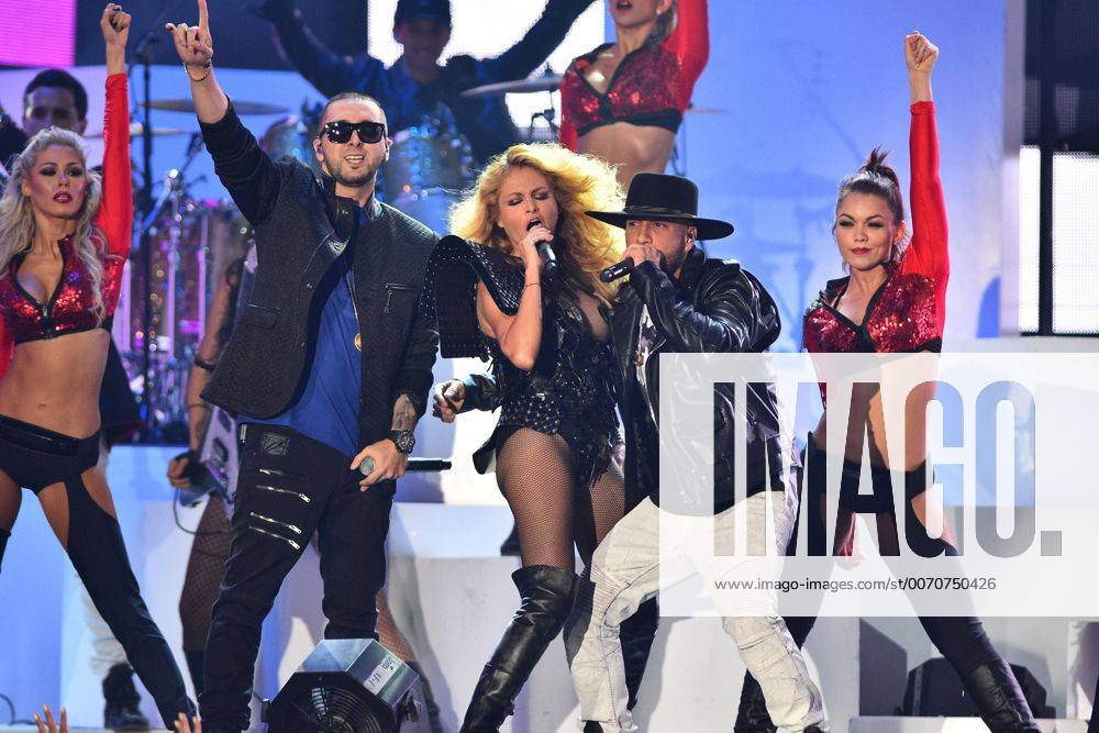 Mexican singer Paulina Rubio (C) performs on stage with Puerto Rican duo Alexis and Fido during the ceremony of the Latin Music Billboard Awards at the BankUnited Center in Coral Gables, Florida, United States, 28 April 2016. LATIN MUSIC BILLBOARD AWARDS !ACHTUNG: NUR REDAKTIONELLE NUTZUNG! CGS042 20160429-635975075566193517