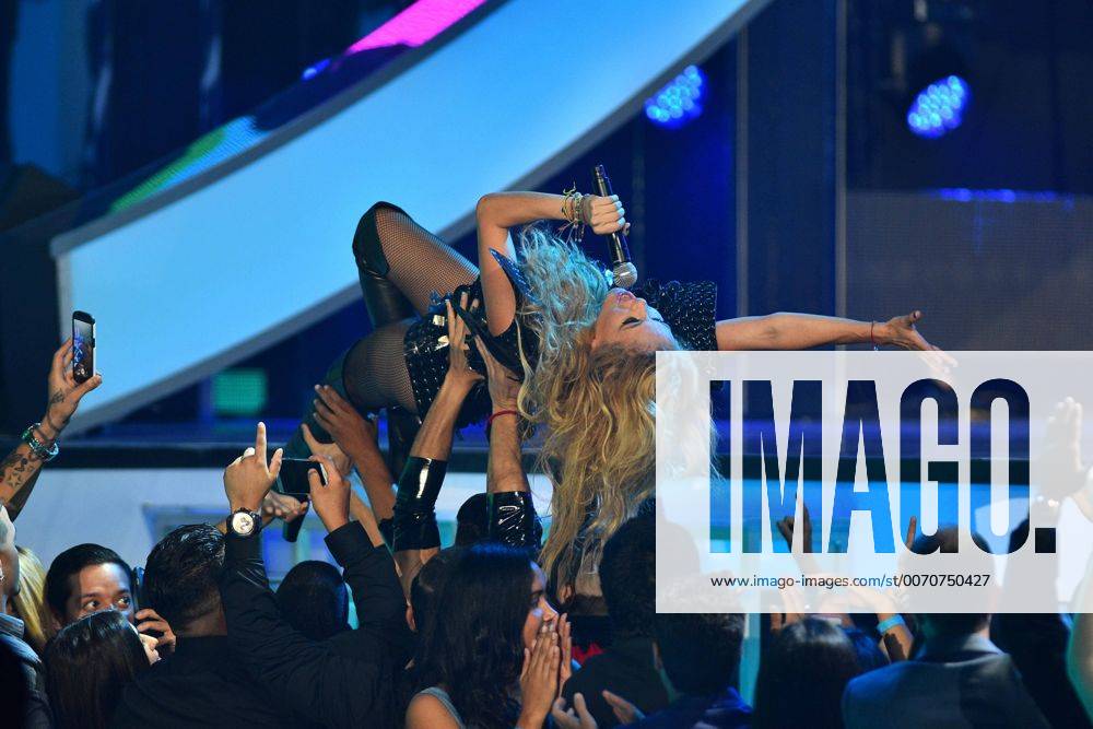 Mexican singer Paulina Rubio performs on stage during the ceremony of the Latin Music Billboard Awards at the BankUnited Center in Coral Gables, Florida, United States, 28 April 2016. LATIN MUSIC BILLBOARD AWARDS !ACHTUNG: NUR REDAKTIONELLE NUTZUNG! CGS042 20160429-635975075581793517