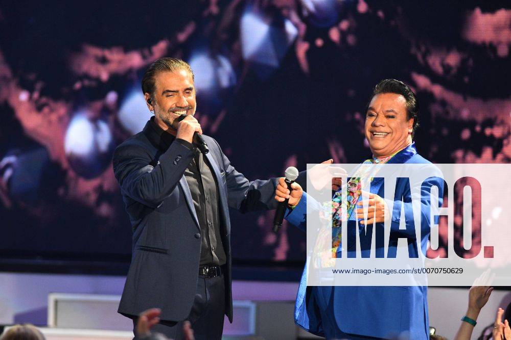Mexican singers Juan Gabriel (R) and Alejandro Fernandez (L) perform on stage with Spanish Natalia Jiménez and Puerto Rican Marc Anthony during the ceremony of the Latin Music Billboard Awards at the BankUnited Center in Coral Gables, Florida, United States, 28 April 2016. LATIN MUSIC BILLBOARD AWARDS !ACHTUNG: NUR REDAKTIONELLE NUTZUNG! CGS042 20160429-635975085692933517