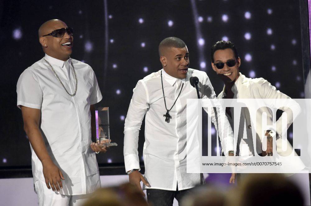 Latin artist Genta de Zona & Marc Anthony receives an award at the 2016 Billboard Latin Music Awards at the Bank United Center, University of Miami, Miami, Florida on April 28, 2016. MIA20160428146 GARYxIxROTHSTEIN