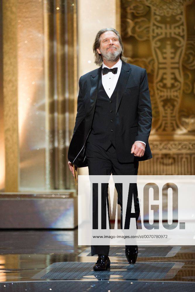 Feb. 27, 2011 - Hollywood, California, U.S. - JEFF BRIDGES, Oscar-nominee for Performance by an Actor in a Leading Role, presents the Oscar for Performance by an Actress in a Leading Role during the live ABC Television Network broadcast of the 83rd Annual Academy Awards from the Kodak Theatre.. - ZUMAz03_