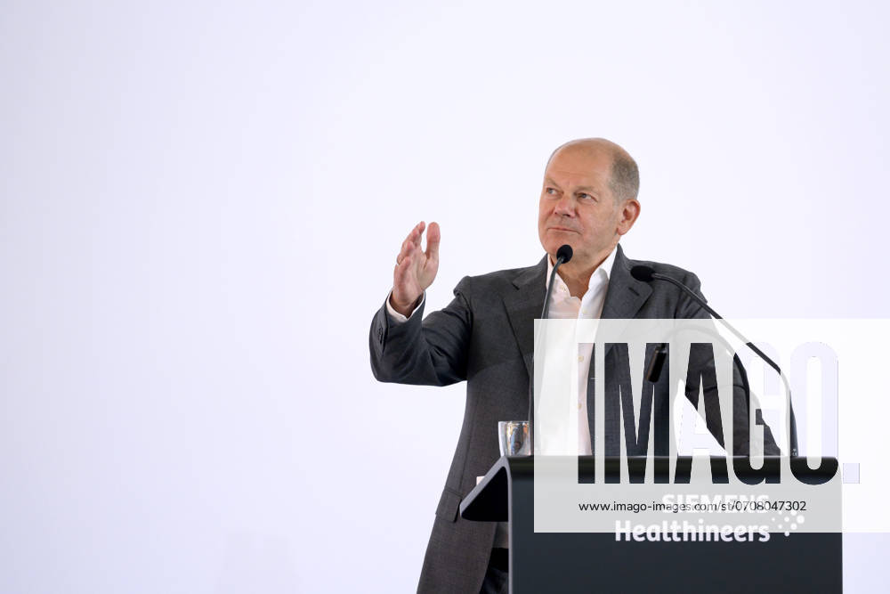 Federal Chancellor Olaf Scholz SPD during his visit to the Siemens Healthineers AG plant in Erlangen Erlangen, 08 07 2024 Bavaria Germany