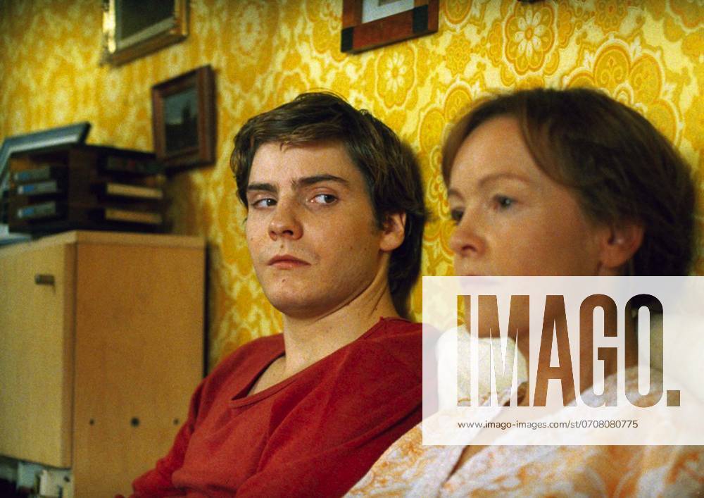 Goodbye Lenin - filmstill GOODBYE LENIN DANIEL BRUEHL KATRIN SASS Filmstill - Editorial Use Only Ref: FB Supplied by