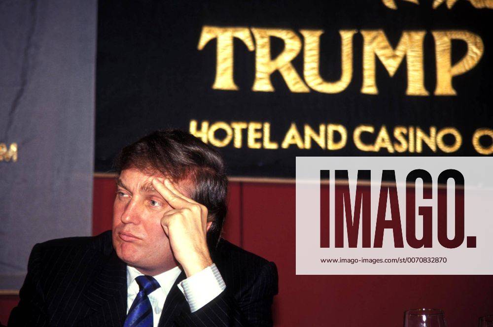Donald Trump, 75. Geburtstag am 14. Juni New York, New York, U.S. - L0812.GEORGE FOREMAN VS. EVANDER HOLYFIELD PRESS CONFERENCE.AT THE GRAND HYATT HOTEL IN NEW YORK New York 11 20 90.DONALD TRUMP. 1990.DONALDTRUMPRETRO - ZUMAba9_