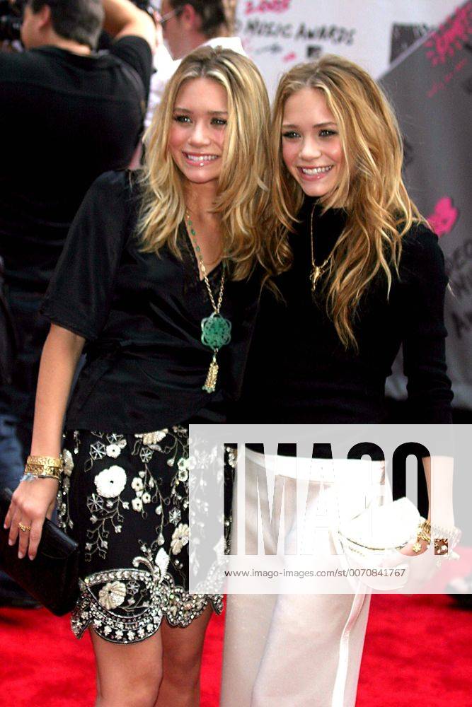 Jan. 1, 2011 - New York, New York, U.S. - K32463JBB.MTV VIDEO MUSIC AWARDS. ARRIVALS..RADIO New York MUSIC HALL, NEW YORK New York.. 2003.08 28 2003.MARY KATE AND ASHLEY OLSEN - ZUMAba9_