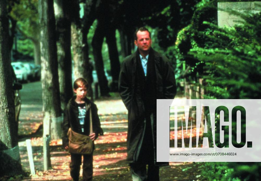 The Sixth Sense - filmstill BRUCE WILLIS & HALEY JOEL OSMENT in The Sixth Sense Filmstill - Editorial Use Only Ref: FB