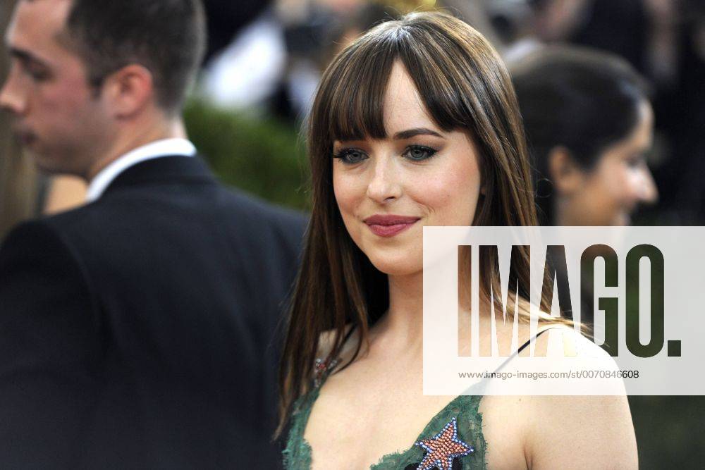 Dakota Johnson bei der Manus x Machina: Fashion in an Age of Technology Costume Institute Gala im Metropolitan Museum of Art. New York, 02.05.2016 Foto:xD.Tinex xFuturexImage