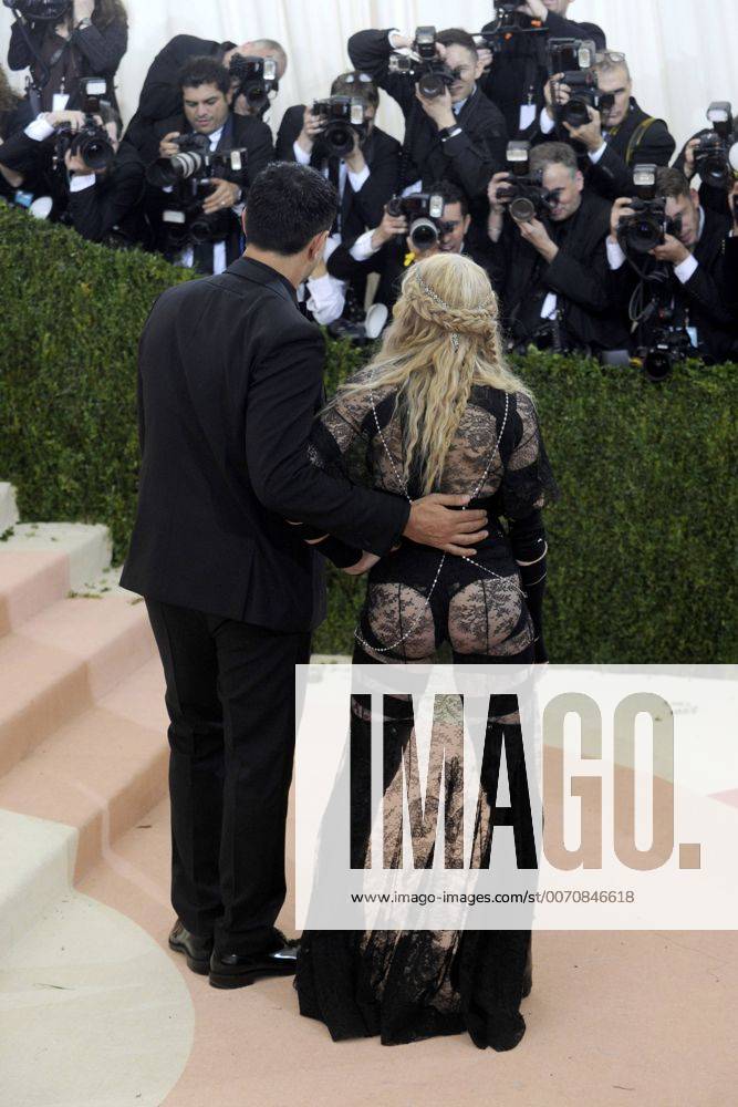 Riccardo Tisci und Madonna bei der Manus x Machina: Fashion in an Age of Technology Costume Institute Gala im Metropolitan Museum of Art. New York, 02.05.2016 Foto:xD.Tinex xFuturexImage