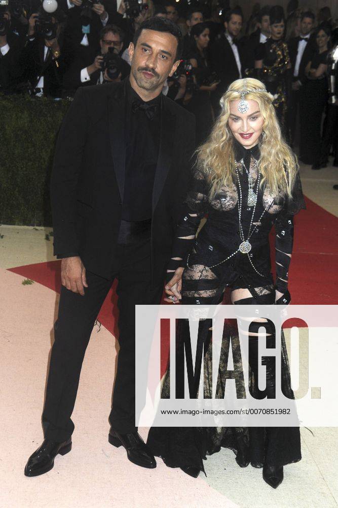 Riccardo Tisci und Madonna bei der Manus x Machina: Fashion in an Age of Technology Costume Institute Gala im Metropolitan Museum of Art. New York, 02.05.2016 Foto:xD.Tinex xFuturexImage