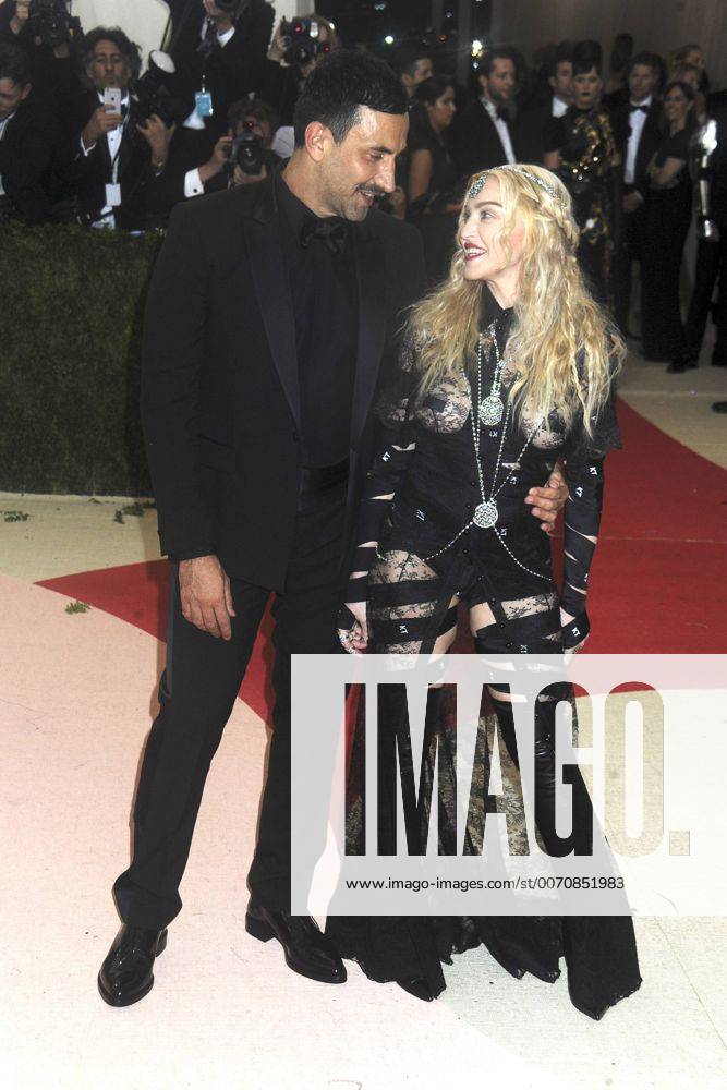Riccardo Tisci und Madonna bei der Manus x Machina: Fashion in an Age of Technology Costume Institute Gala im Metropolitan Museum of Art. New York, 02.05.2016 Foto:xD.Tinex xFuturexImage