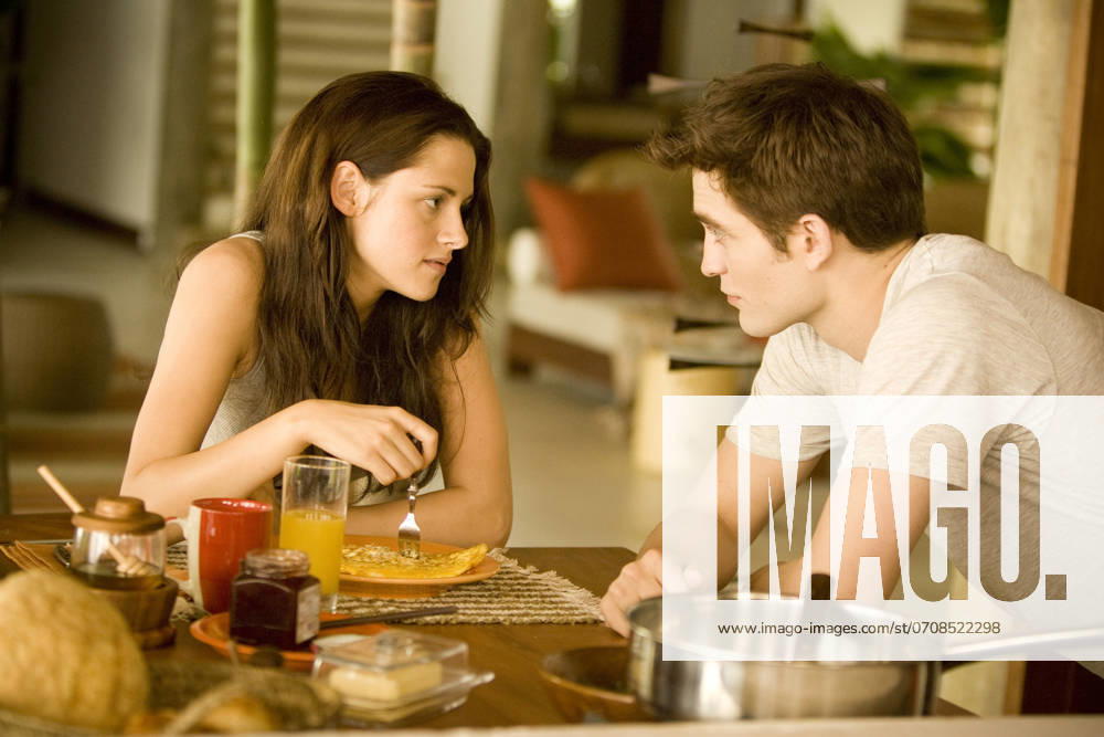 The Twilight Saga: Breaking Dawn - Part 1 - filmstill KRISTEN STEWART & ROBERT PATTINSON in The Twilight Saga: Breaking Dawn - Part 1