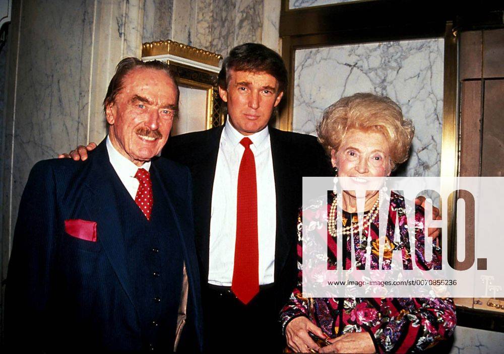 Donald Trump, 75. Geburtstag am 14. Juni 16481.FRED TRUMP AND WIFE WITH SON DONALD TRUMP. 1992 - ZUMAbu2_