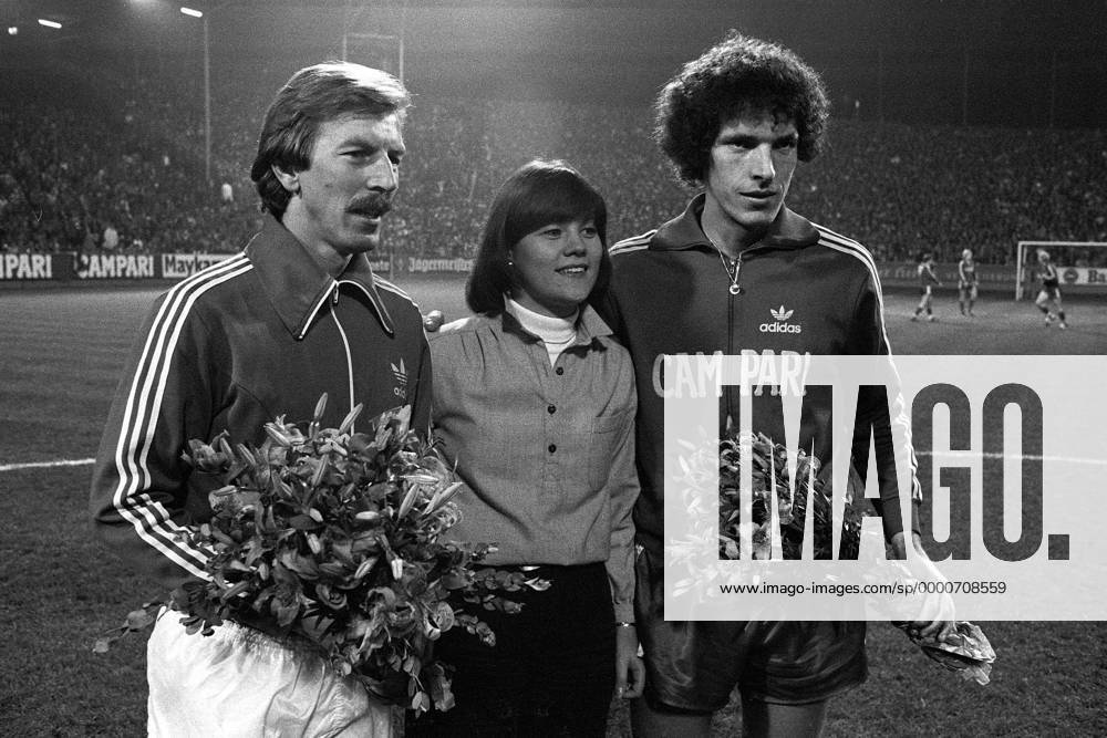 Jürgen Grabowski (li., Frankfurt) und Klaus Toppmöller (Lautern) werden vor dem Spiel geehrt Fußball 1. BL Herren Saison 1978 1979, 1. FC Kaiserslautern - Eintracht Frankfurt 2:1 Gruppe Kaiserslautern