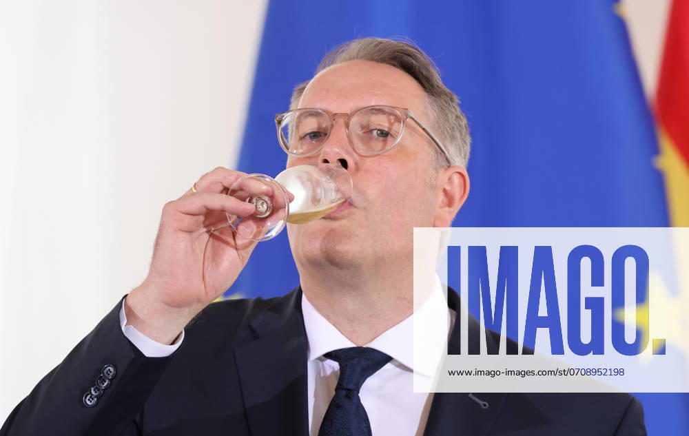 New Minister President SPD Mainz 10 07 2024, Germany, Mainz, Rhineland Palatinate, state parliament, state chancellery,New Minister President Alexander Schweitzer,SPDm with his cabinet and a Riesling sparkling wine from the country, glass, drinking, cabinet, Mainz Rhineland Palatinate Germany