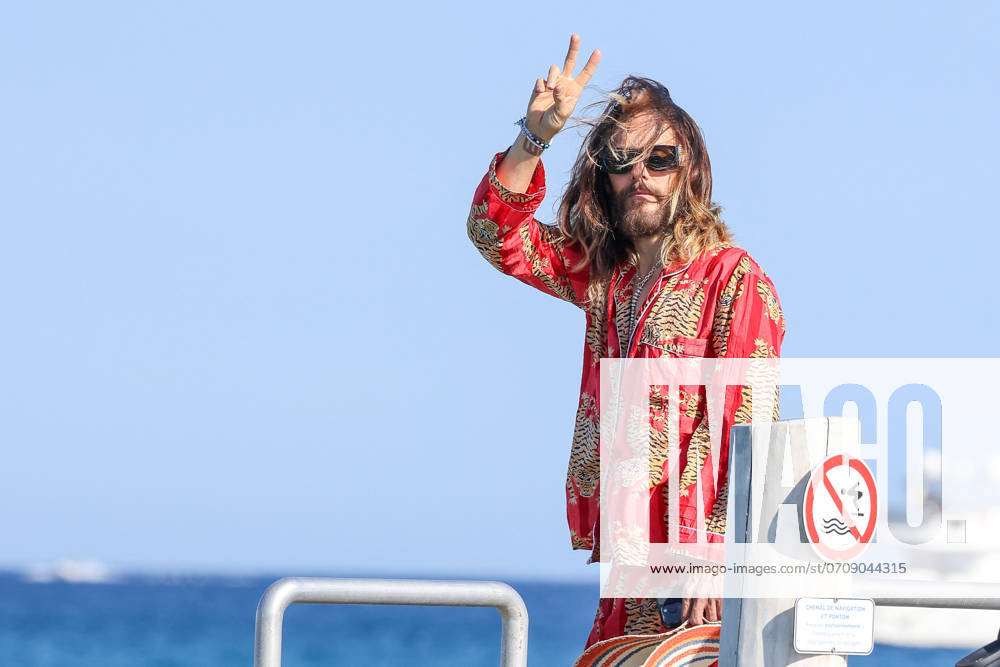 Jared Leto and Sofia Boutella leave Club 55 in Saint Tropez Jared Leto et Sofia Boutella sortent du club 55 Ã Saint Tropez, CÃ te dAzur, France, le 10 juillet 2024 Jared then takes a zodiac with friends and loses his hat in the water but luckily he recovers it slightly wet Jared Leto and Sofia Boutella leave Club 55 in Saint Tropez, French Riviera, France on July 10, 2024 Jared then takes a zodiac with friends and loses his hat in the water but luckily he recovers it slightly wet Saint Tropez France