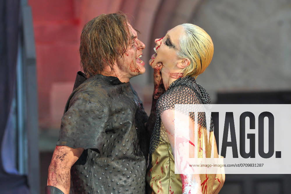 NIBELUNGEN FESTSPIELE Actress Marta Kizyma and actor Franz Pätzold during the photo rehearsal for the Nibelungen Festival The Diplomat on 11 07 2024 in front of the Kaiserdom Worms 20240711MWI149494