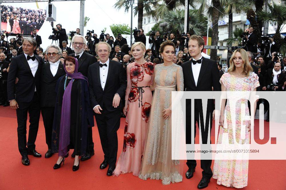 Le jury, Mads Mikkelsen, George Miller, Donald Sutherland, Katayoon Shahabi, Arnaud Deplechin, Kirsten Dunst, Valeria Golino, Laszlo Nemes, Vanessa Paradis CINEMA : 69 eme Festival de Cannes - Red Carpet - Cafe Society - 11 05 2016 LoicThebaudx