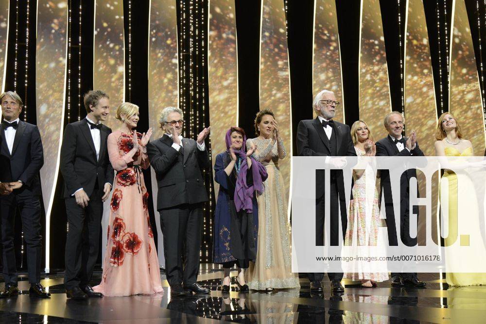 Le jury, Mads Mikkelsen, George Miller, Donald Sutherland, Katayoon Shahabi, Arnaud Deplechin, Kirsten Dunst, Valeria Golino, Laszlo Nemes, Vanessa Paradis CINEMA : 69 eme Festival de Cannes - Ceremonie Ouverture - 11 05 2016 LoicThebaudx