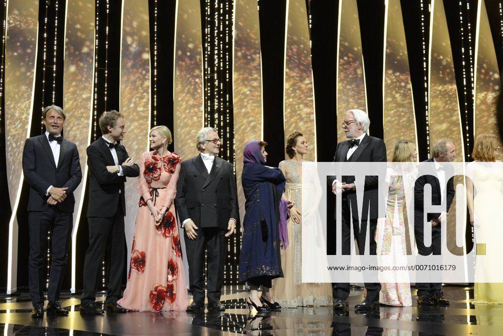 Le jury, Mads Mikkelsen, George Miller, Donald Sutherland, Katayoon Shahabi, Arnaud Deplechin, Kirsten Dunst, Valeria Golino, Laszlo Nemes, Vanessa Paradis CINEMA : 69 eme Festival de Cannes - Ceremonie Ouverture - 11 05 2016 LoicThebaudx