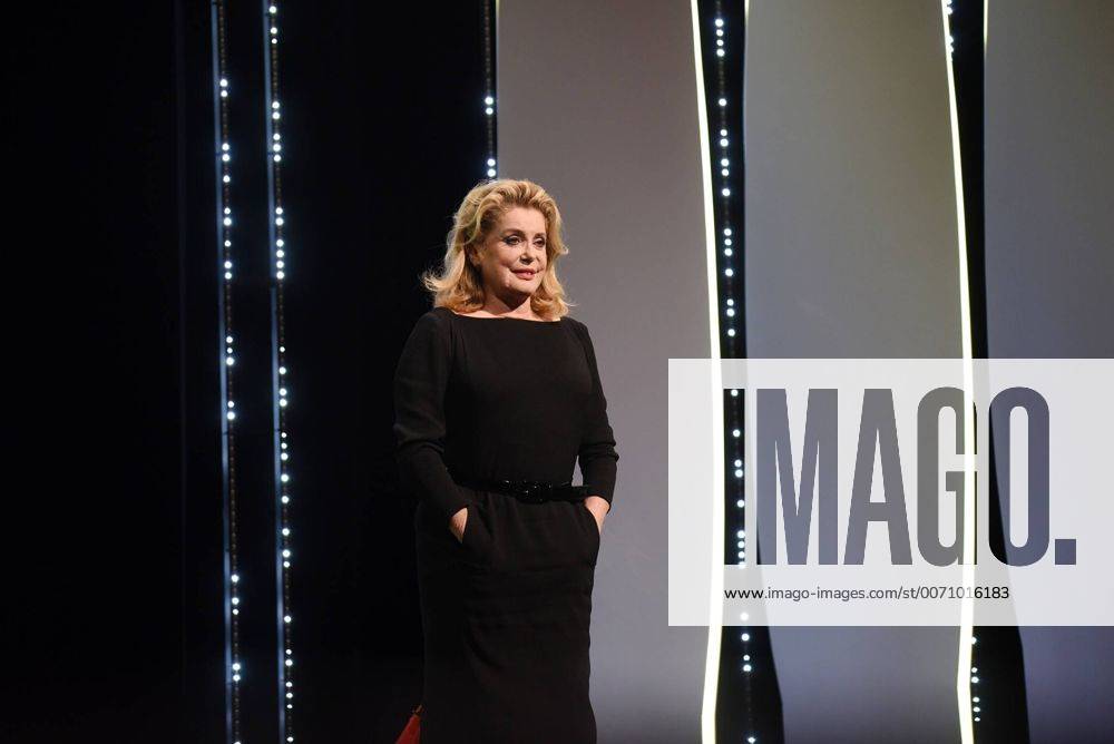 Catherine Deneuve CINEMA : 69 eme Festival de Cannes - Ceremonie Ouverture - 11 05 2016 LoicThebaudx