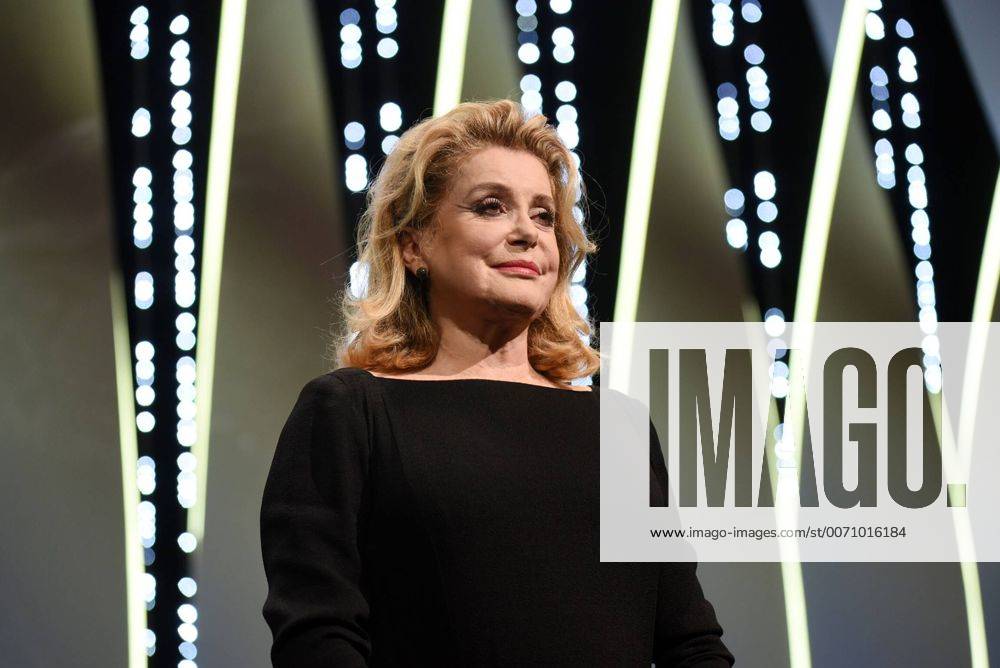 Catherine Deneuve CINEMA : 69 eme Festival de Cannes - Ceremonie Ouverture - 11 05 2016 LoicThebaudx