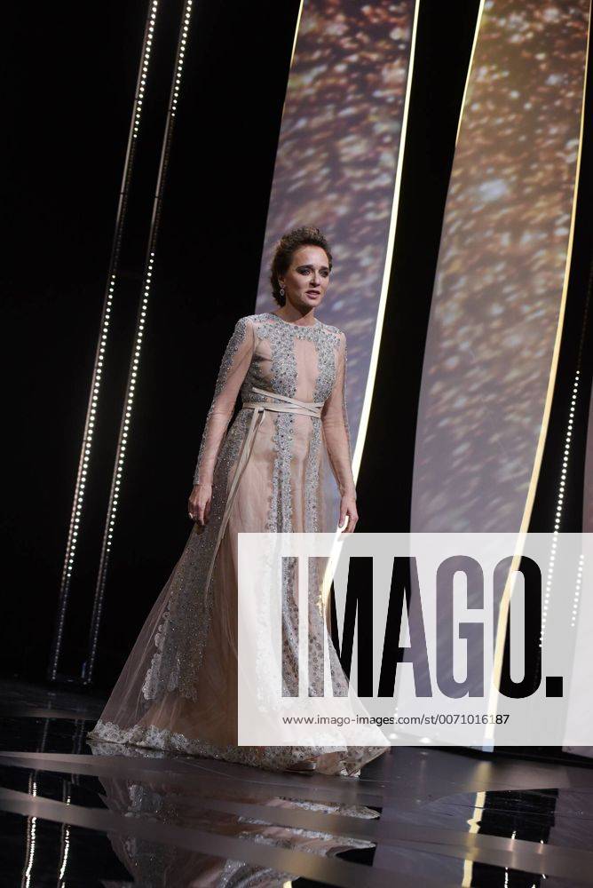Valeria Golino CINEMA : 69 eme Festival de Cannes - Ceremonie Ouverture - 11 05 2016 LoicThebaudx