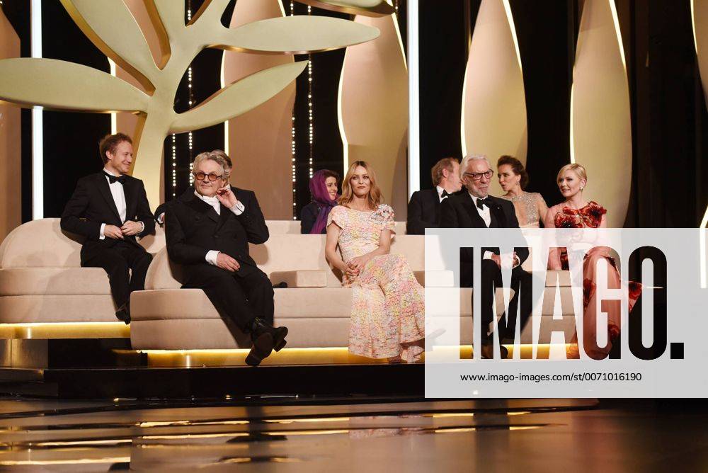 Le jury, Mads Mikkelsen, George Miller, Donald Sutherland, Katayoon Shahabi, Arnaud Deplechin, Kirsten Dunst, Valeria Golino, Laszlo Nemes, Vanessa Paradis CINEMA : 69 eme Festival de Cannes - Ceremonie Ouverture - 11 05 2016 LoicThebaudx