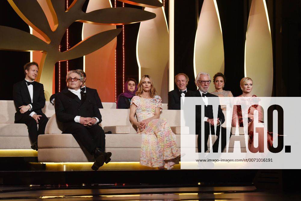 Le jury, Mads Mikkelsen, George Miller, Donald Sutherland, Katayoon Shahabi, Arnaud Deplechin, Kirsten Dunst, Valeria Golino, Laszlo Nemes, Vanessa Paradis CINEMA : 69 eme Festival de Cannes - Ceremonie Ouverture - 11 05 2016 LoicThebaudx