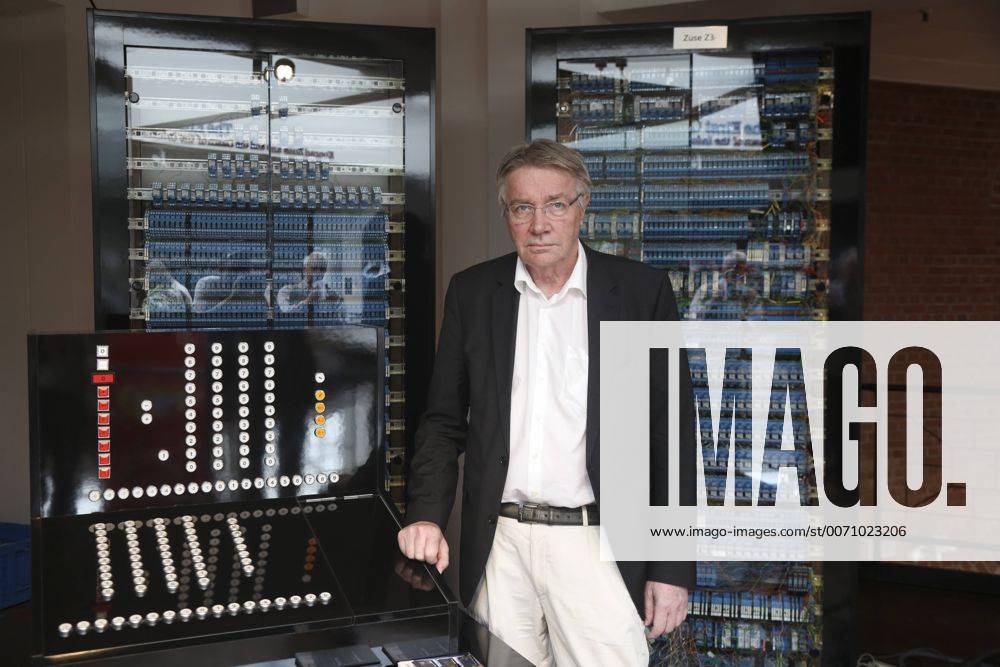 Horst Zuse (Sohn Konrad Zuse) zeigt auf einem Pressetermin den Nachbau des weltweit ersten Computers Z3. Der weltweit erste Computer wurde von Konrad Zuse vor 75 Jahren erfunden. Technik Museum am Gleisdreieck am 12.05.16 in Berlin. Horst Zuse stellt Nachbau erste Computer Z3 vor
