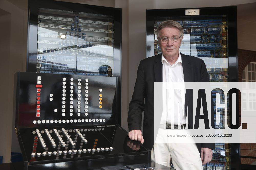 Horst Zuse (Sohn Konrad Zuse) zeigt auf einem Pressetermin den Nachbau des weltweit ersten Computers Z3. Der weltweit erste Computer wurde von Konrad Zuse vor 75 Jahren erfunden. Technik Museum am Gleisdreieck am 12.05.16 in Berlin. Horst Zuse stellt Nachbau erste Computer Z3 vor