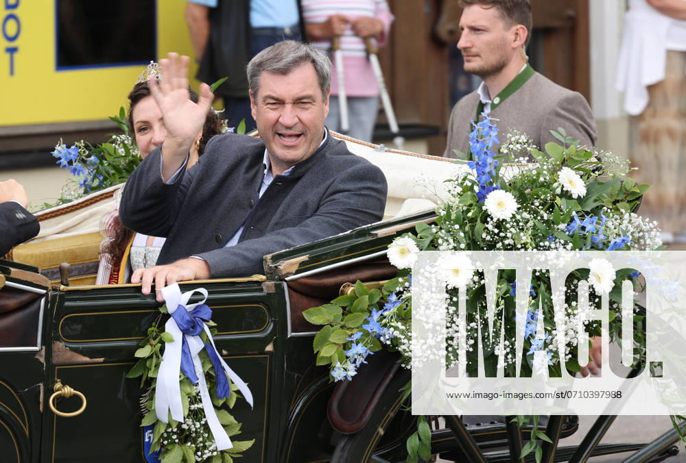 Soeder in the festival tent 13 07 2024, germany, Bavaria, Zwiesel, Grenzlandfestzelt, Ministerpraesident Markus Soeder CSU with carriage enters, with beer, with Hubert Aiwanger Freie Waehler and SPD mayor Karl heinz Eppinger, at the festival Soeder said, the honorary office in Zwiesel has more sense than the entire government apparatus in berlin Zwiesel Bavaria Germany