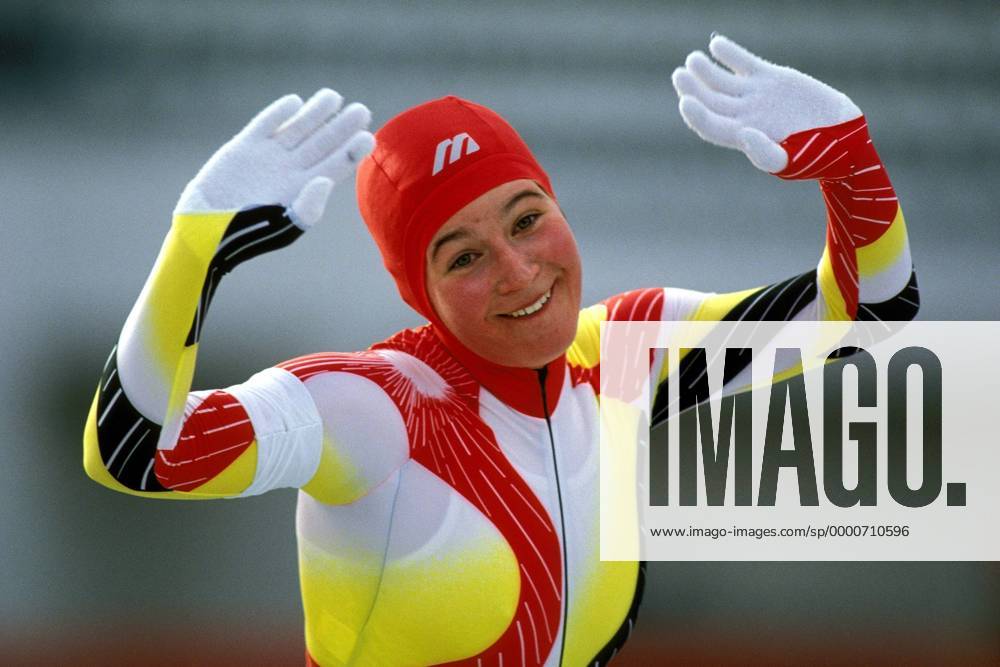 Claudia Pechstein (Deutschland) jubelt über ihren dritten Platz Eisschnellauf OS Winter Damen Olympische Winterspiele 1992, Olympia, Olympiade, Spiele, Eisschnellaufen, Eisschnelllaufen Einzelbild Albertville Freude,