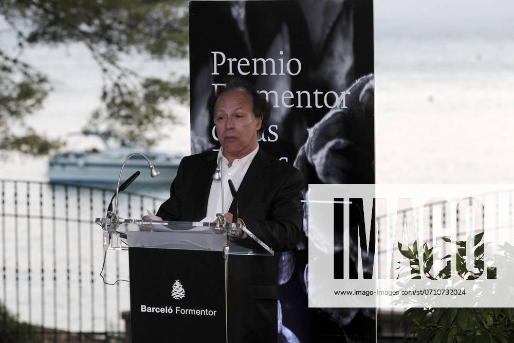 30831066. Palma de Mallorca, Esp.- El escritor, Javier Marias recibio el Premio Fomentor de las Letras 2013, el premio reconoce el conjunto de su obra literaria. NOTIMEX FOTO JUAN CARLOS ROJAS FRE ACE PALMA DE MALLORCA MALLORCA ESPANA