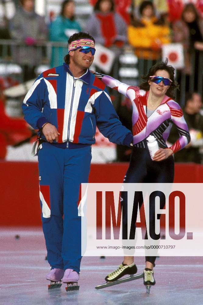Bonnie Blair (USA) freut sich mit ihrem Trainer über den Olympiasieg Eisschnellauf OS Winter Damen Olympische Winterspiele 1992, Olympia, Olympiade, Spiele, Eisschnellaufen, Eisschnelllaufen Gruppe Albertville Freude,