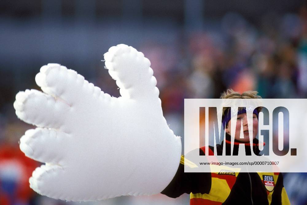 Claudia Pechstein (Deutschland) mit einem riesigen Handschuh Eisschnellauf OS Winter Damen Olympische Winterspiele 1992, Olympia, Olympiade, Spiele, Eisschnellaufen, Eisschnelllaufen Einzelbild Albertville