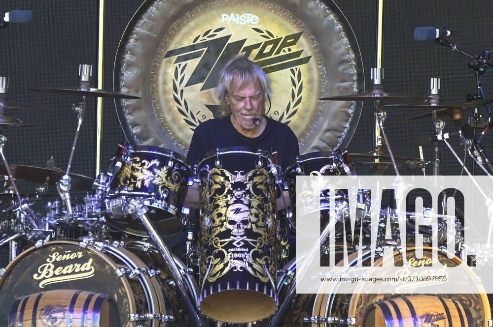 Frank Beard from ZZ Top live at the 2024 Summer Festival under the motto Beats, Bands and Beach in the Autostadt Wolfsburg, 13 07 2024 Foto:xU.xFuturexImagex zztop_4702