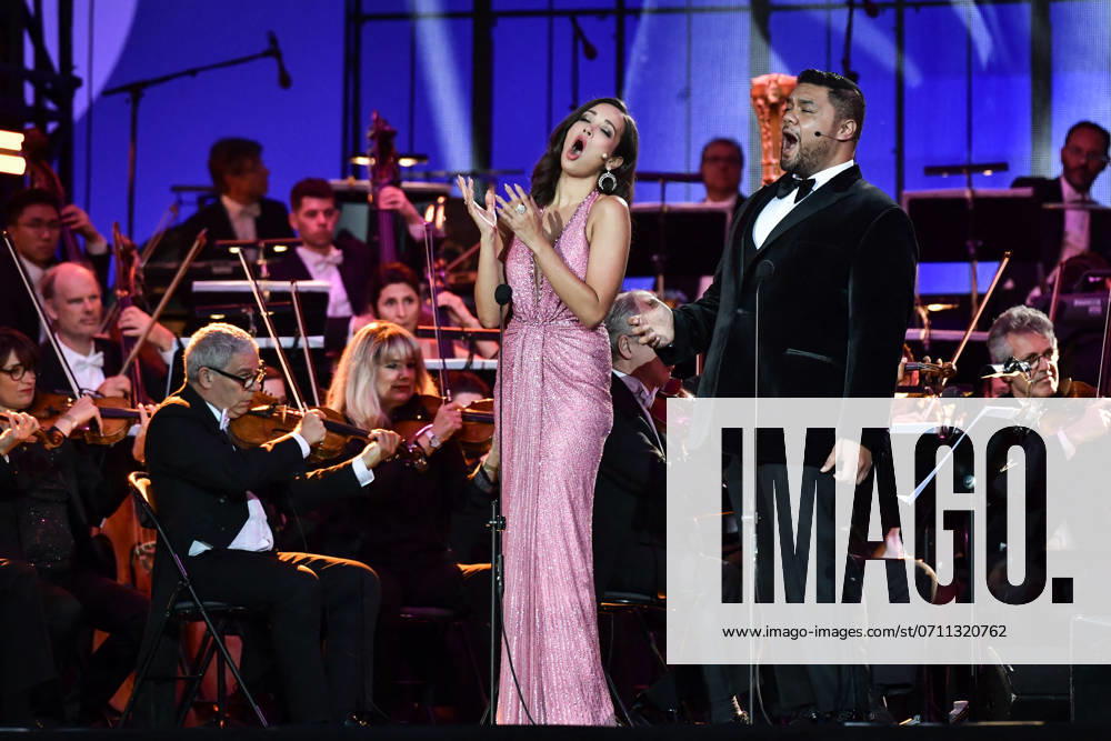 Concert For Olympic Flame Arrival At City Hall - Paris American opera singer Nadine Sierra performs with tenor and opera singer Pene Pati before the arrival of the Olympic flame during the Olympic Torch Relay in Paris on July 14, 2024. Photo by Firas Abdullah ABACAPRESS.COM Paris Ile-de-France France