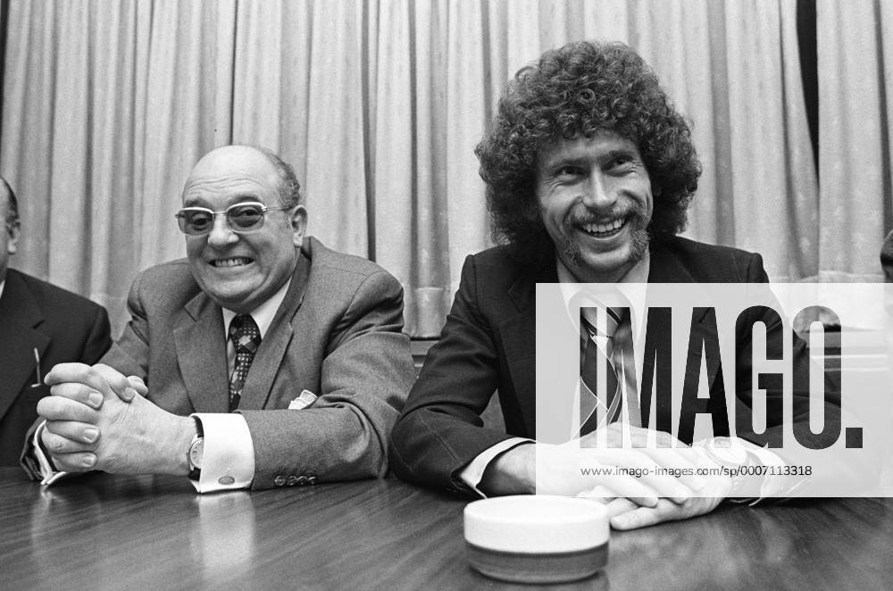Paul Breitner (re.) wird als Neuzugang bei Eintracht Braunschweig von Mäzen und Jägermeister Chef Günter Mast am 02. 05. 1977 in Bad Harzburg vorgestellt o0 Präsentation, Pressetermin, Neuzugang, Alkohol, Bier, Funktionär, people, Wirtschaft, Freude,