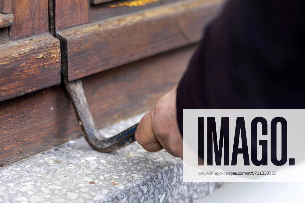 The majority of burglars get in through entrance and French doors as well as normal windows Symbol photo, Theme photo Foto:xB.xSchubertx xFuturexImagex einbruch_4703