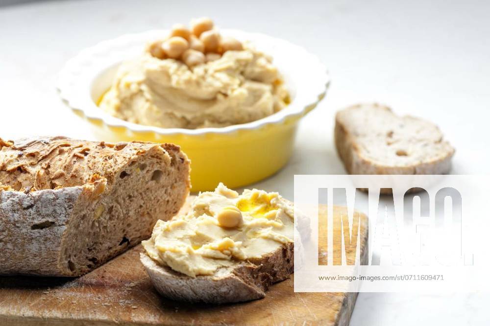 IMAGO Creative, Food, Hummus still life of hummus with bread, still life of hummus with bread, still life of hummus with bread, 10.05.2023,
