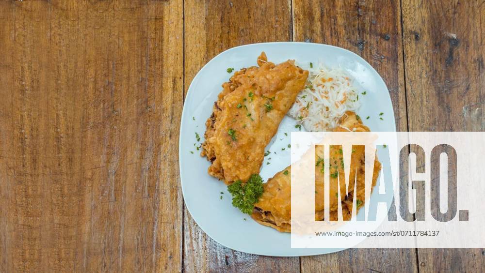 IMAGO Creative, Food, Enchiladas Enchilada served on a plate on wooden table, two enchiladas served on wooden table, Enchilada with salad served in a plate on a wooden table, View of two enchiladas with salad served in a plate on a wooden table, Concept of traditional enchilada food, Enchilada with salad served in a plate on a wooden table, View of two enchiladas with salad served in a plate on a wooden table, Concept of traditional enchilada food, 15.05.2023,