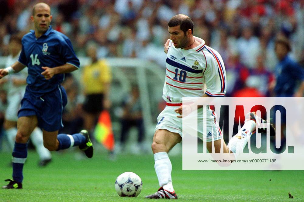 Der Franzose Zinedine Zidane am Ball Fußball WM Herren Weltmeisterschaft 1998, Nationalmannschaft, Nationalteam, Nationaltrikot, Länderspiel Einzelbild Stade de France Paris, Saint Denis Dynamik,